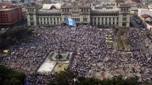 El pueblo guatemalteco está en las calles,  igual que en Honduras,  exigiendo un alto a la corrupción y la salida de sus presidentes.