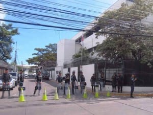 Los accesos a la sede de la OEA han sido fuertemente resguardados por policías.