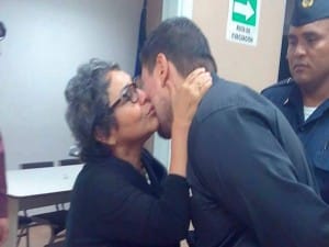 Anarella Vélez Osejo besa a su hijo, Rigoberto Paredes Vélez, antes de ser trasladado a la Penitenciaria Nacional de Támara, F.M.