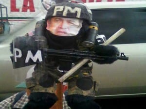 Con este peculiar muñeco militar, los manifestantes parodiaron el presidente Juan Hernández.