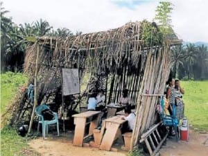 Esta es una escuela improvisada ubicada en la Mosquitia hondureña que devela las consdiciones precarias del sistema educativo.