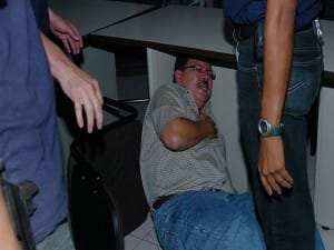 En el 2006, Kilgore se metió dejabo de una mesa al ser arrestado por agentes de la DGIC.