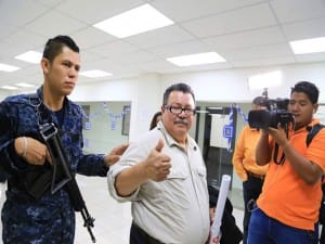 El exalcalde de SAn Pedro Sula, Oscar Kilgore, lució tranquilo este viernes al salir de los juzgados.