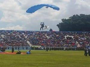 Los paracaidistas se robaron el show en el estadio nacional de Tegucigalpa.