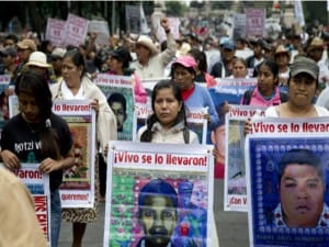 Los padres de los normalistas desaparecidos en Ayotzinapa ni el pueblo le cree al presidente Peña Nieto 
