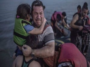 Esta foto se ha vuelto viral, este hombre llora de alegría al llegar a puerto seguro junto a su hija.