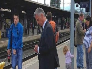 el presidente de Suiza, Didier Burkhalter, el pais mas rico del mundo va en tren a su oficina