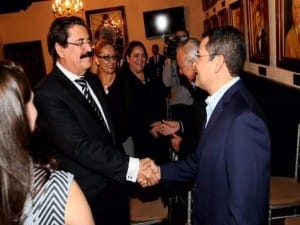 El expresidente Manuel Zelaya se saluda con el presidente Juan Hernández ante de iniciar la reunión en el Congreso Nacional