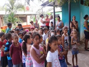 Tras el robo sufrido los alumnos de la escuela de La Puzunca, reciben mochilas de los alumnos del CURNO 
