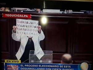 Elvía Argentina Valle muestró en facebook su voto ya que varios medios la estaban acusando e no haberlo mostrado