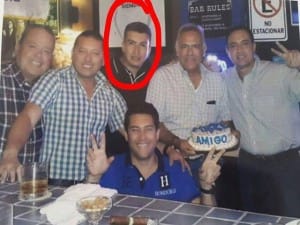 En la imagen aparece Rolando Argueta, en compañía del diputado y presidente de la bancada nacionalista en el Congreso Nacional, Oscar Álvarez y el periodista Edgardo Melgar.