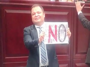 Los diputados de Libre marcaron con un NO la papeleta en rechazo a la elección. En la imagen el diputado  Jari Dixon Herrera muestra su voto.