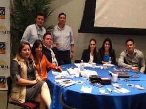 Lizzie Cano junto a otros funcionarios del gobierno de Hernández