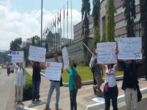 Protesta frente al BCIE pidiendo el cese del financiamiento al proyecto hidroelectrico Agua Zarca