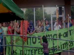 Las mujeres indigenas del Copinh llegaron para quedarse frente al MP hasta que les den una respuesta sobre la muerte de su lideresa