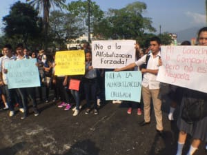 El rechazo del proyecto de albetización se ha generalizado en todo el país. En la gráfica una protesta de estudiantes de colegios de Tegucigalpa