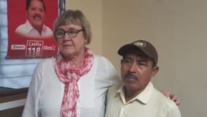 La vice alcaldes de la ciudad de Estocolomo junto a Entimo Vásquez a quien reconoce como el legitimo alcalde