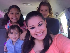 Reina Muñoz, junto a sus tres pequeñas hijas
