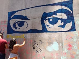 Los ojos que vigilan la lucha, también fueron plasmados en un mural.