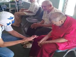 Aquí apoyando a los ancianos en un asilo 