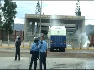 Los estudiantes fueron atacados con la tanqueta de agua y con bombas lacrimógenas