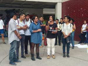 Los estudiantes dan lectura al comunicado en la plaza de las cuatro culturas en la Ciudad Universitaria