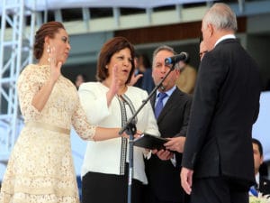 Lorena Herrera, primera de la izquierda cuando presentaba su pronmesa de ley junto a los otros dos designados