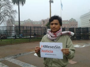 Desde Argentina donde está estudiando Salvador reclama y pide justicia para el asesinato de su madre.