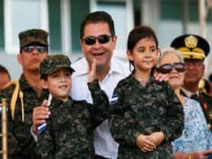 El proceso de militarización comienza con los niños y niñas de las escuelas en el programa Guardianes de la Patria