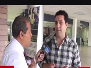 Juan Diego Zelaya fue incapaz de responder a la lógica mostrada por el periodista Cesar Silva de UneTV