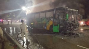 El bus fue quemado ayer jueves en la ciudad de San Pedro Sula