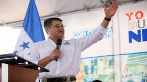 El presidente Hernández arremetió contra los medios de comunicación que han informado sobre los supuestos vínculos de su hermano con el crimen organizado.