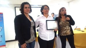La maestra Aleyda Gonzales recibió reconocimiento por su importante labor en este proyecto 