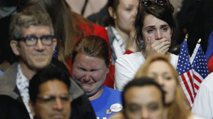 Rostros desencajados y llantos se observó en los seguidores de Hillary Clinton, tras su derrota.