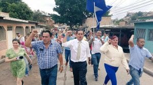Toño Rivera llegó acompañado de la "mancha brava" de su partido