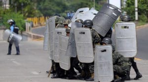 Militares echan leña al fuego