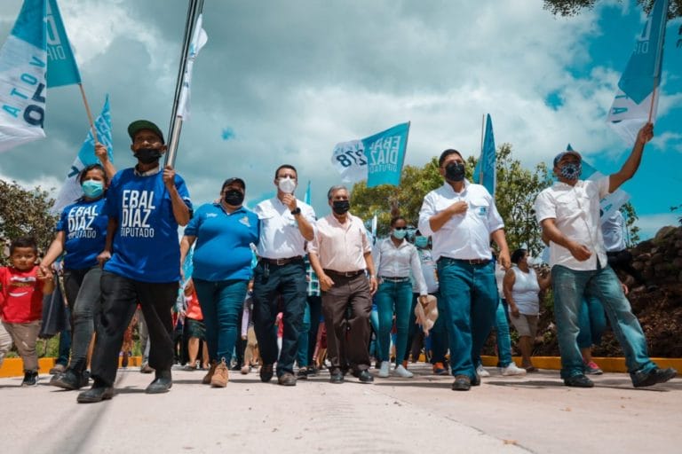 usan proyectos del Estado para campaña política