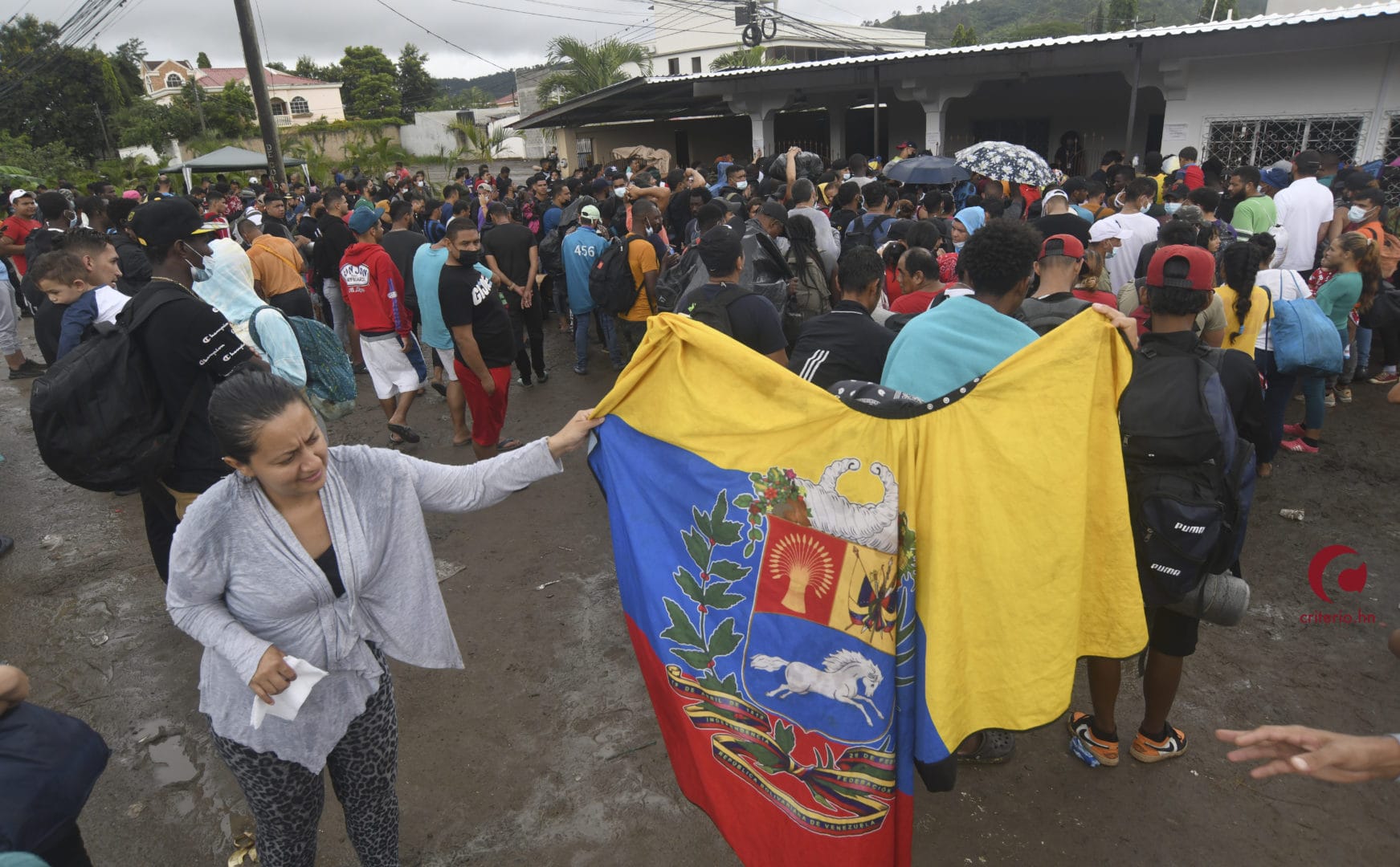 Caravana integrada de 7 mil migrantes avanza hacia Estados Unidos