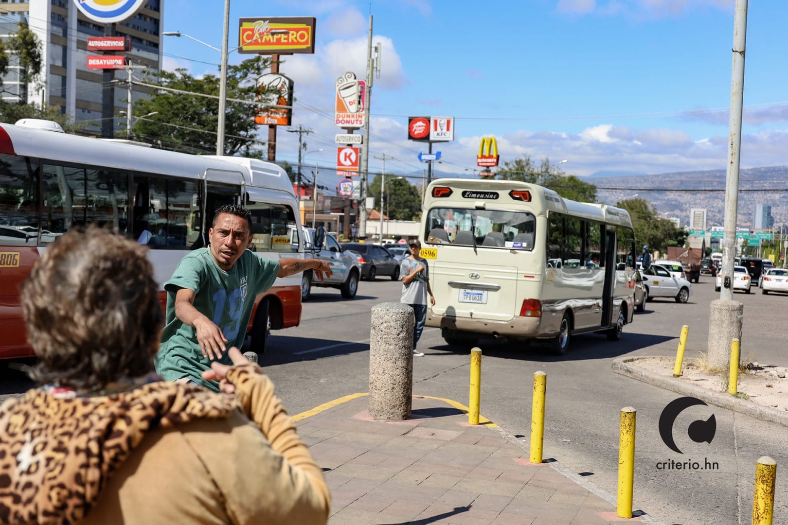 Cobrador de bus en tegucigalpa llevando señora al bus